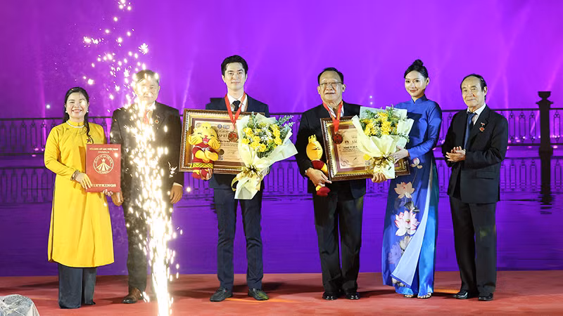 Lãnh đạo Van Phuc Group đón nhận bảng xác lập kỷ lục.