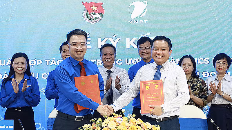 Đại diện Trung ương Đoàn và Tập đoàn VNPT trao biên bản ký kết tại buổi lễ.