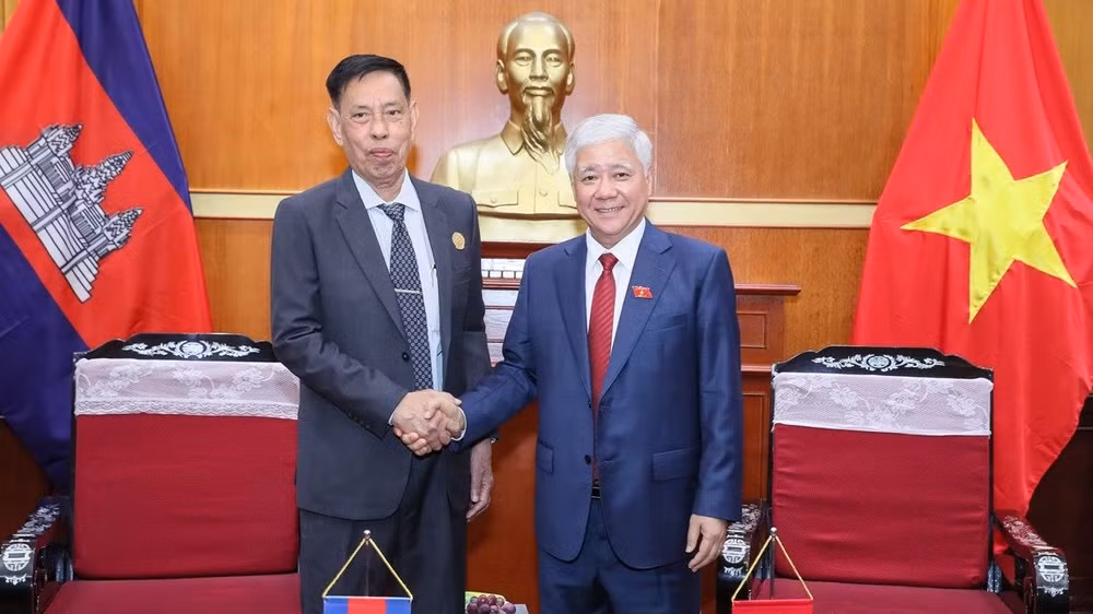 Chủ tịch Ủy ban Trung ương Mặt trận Tổ quốc Việt Nam Đỗ Văn Chiến tiếp ông Nhem Valy. (Ảnh: Quang Vinh)