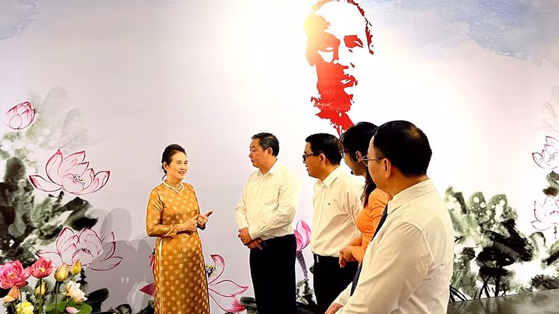 Bà Nguyễn Thị Thanh Tâm giới thiệu về không gian nghệ thuật “Sen thư pháp”.