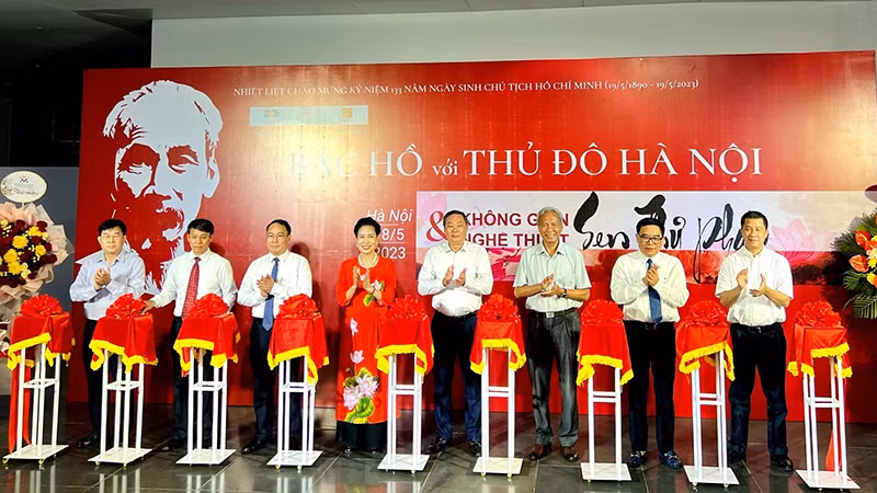 Các đại biểu thực hiện nghi thức cắt băng khai mạc trưng bày chuyên đề “Bác Hồ với Thủ đô Hà Nội”.