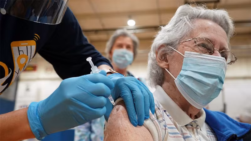 CDC khuyến cáo người dân nên cập nhật vaccine ngừa Covid-19. (Ảnh: Reuters)