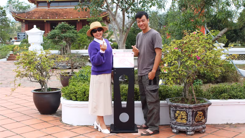 Du khách check-in và chia sẻ khoảnh khắc với NFC tại Khu lưu niệm Chủ tịch Hồ Chí Minh trên đảo Cô Tô.