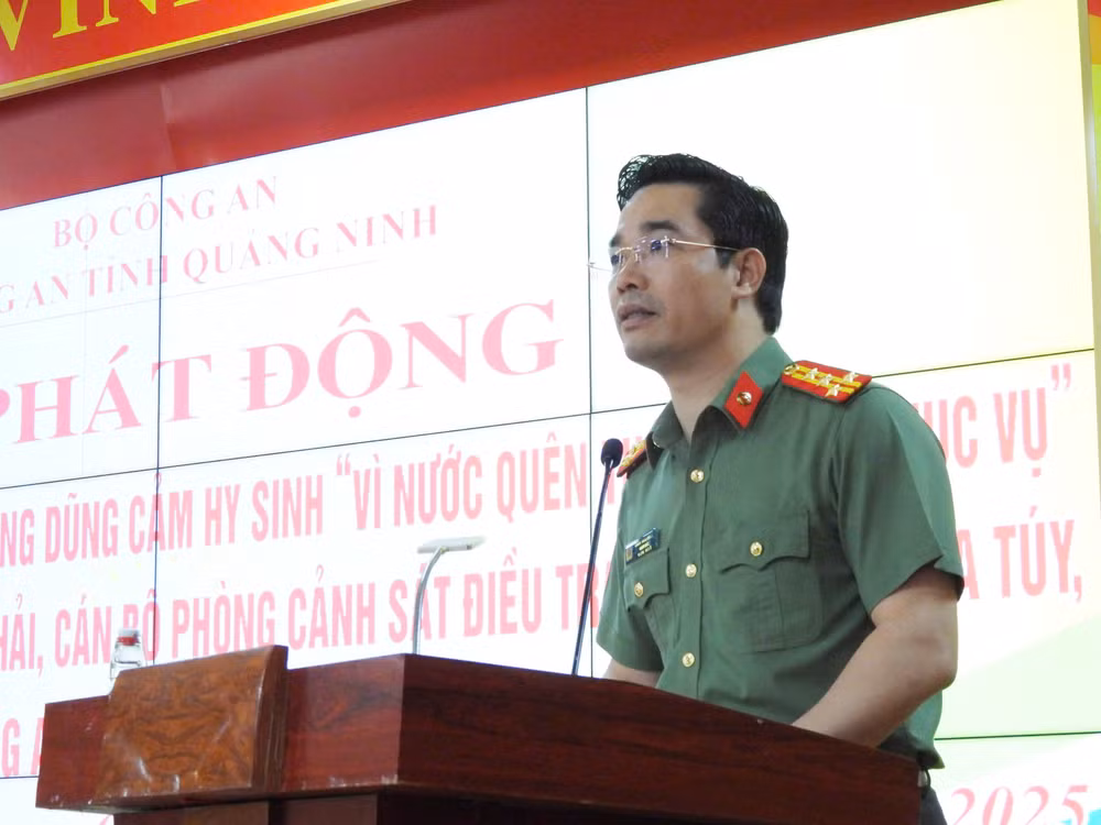Giám đốc Công an tỉnh Quảng Ninh phát động phong trào thi đua tại buổi lễ. Giám đốc Công an tỉnh Quảng Ninh phát động phong trào thi đua tại buổi lễ.