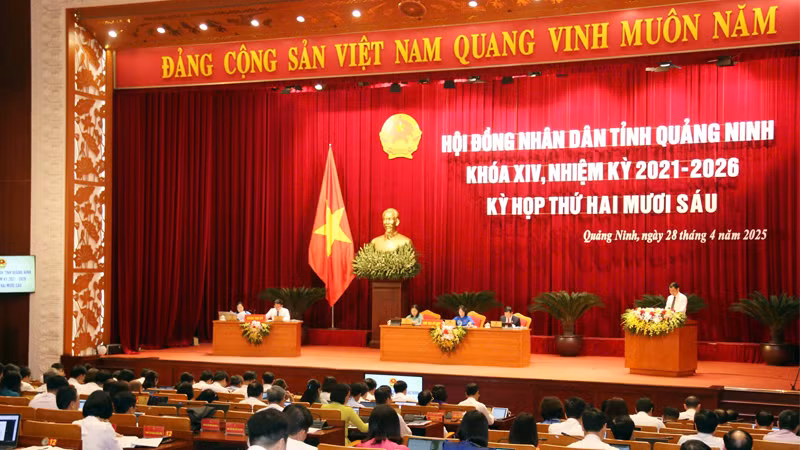 Quang cảnh kỳ họp thứ 26 Hội đồng nhân dân tỉnh Quảng Ninh khóa XIV, nhiệm kỳ 2021-2026.