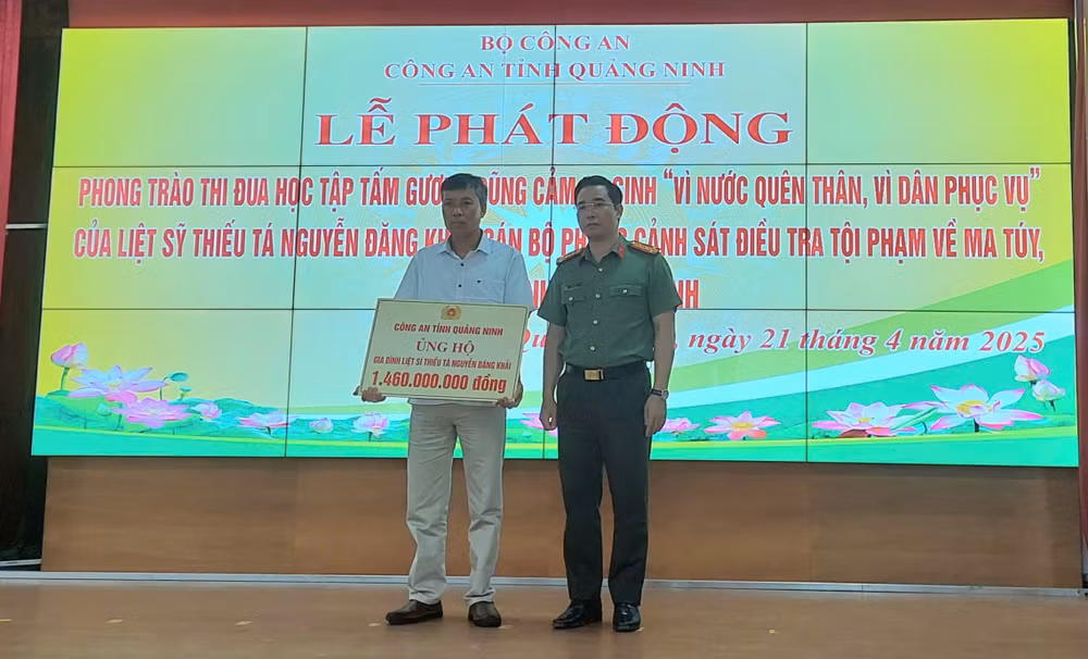 Đại tá Trần Văn Phúc, Giám đốc Công an tỉnh Quảng Ninh trao kinh phí ủng hộ gia đình liệt sĩ, Thiếu tá Nguyễn Đăng Khải. Đại tá Trần Văn Phúc, Giám đốc Công an tỉnh Quảng Ninh trao kinh phí ủng hộ gia đình liệt sĩ, Thiếu tá Nguyễn Đăng Khải.