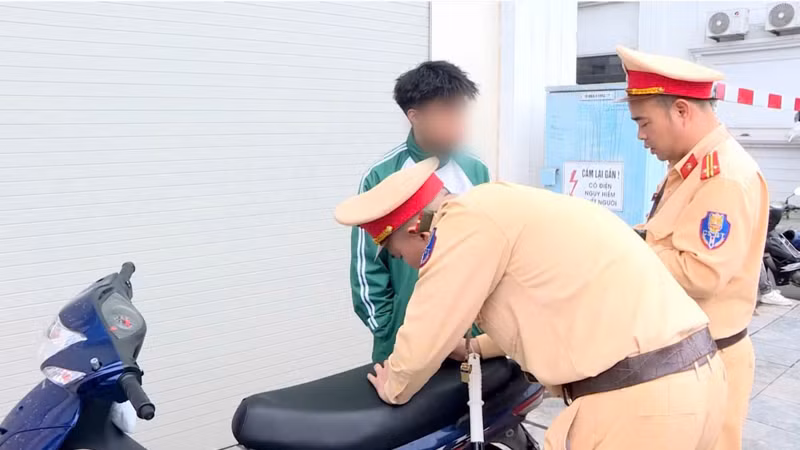 Lực lượng Cảnh sát giao thông xử lý 1 trường hợp vi phạm về trật tự an toàn giao thông.