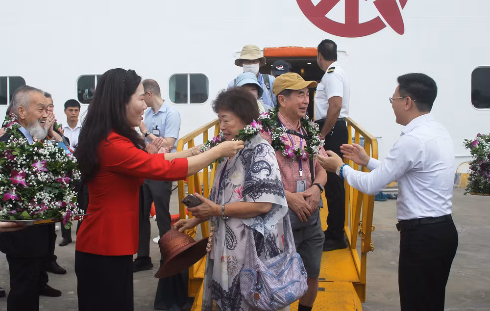 Du khách được chào đón nồng nhiệt khi đặt chân đến Hạ Long, Quảng Ninh.