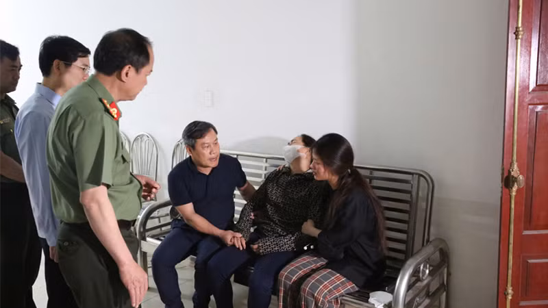 Bí thư Tỉnh ủy Quảng Ninh Trần Đại Thắng cùng cơ quan chức năng thăm, động viên các cán bộ, chiến sĩ bị thương trong vụ triệt phá đường dây ma túy lớn đêm 17/4.