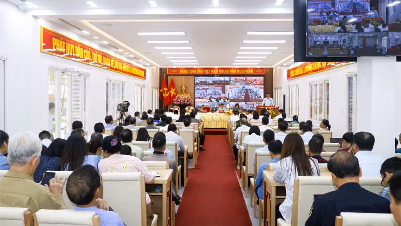 Quang cảnh buổi tiếp xúc cử tri tại thành phố Móng Cái.