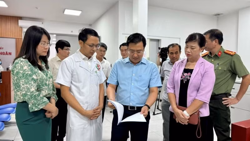 Đoàn giám sát đã khảo sát một số cơ sở hành nghề y, dược trên địa bàn huyện Đông Anh.