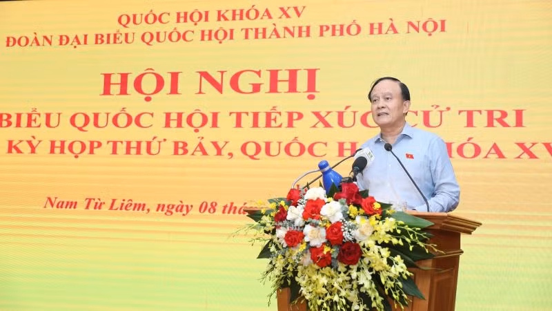 Chủ tịch Hội đồng nhân dân, Phó Trưởng đoàn đại biểu Quốc hội thành phố Hà Nội Nguyễn Ngọc Tuấn trao đổi về các vấn đề cử tri quan tâm.