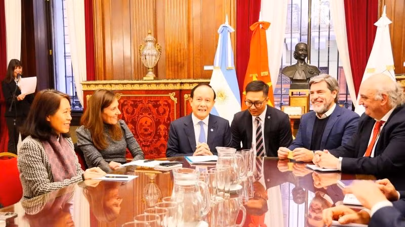 Đoàn đại biểu thành phố Hà Nội làm việc với lãnh đạo Chính quyền thành phố Buenos Aires (Argentina). (Ảnh: Đỗ Trường)