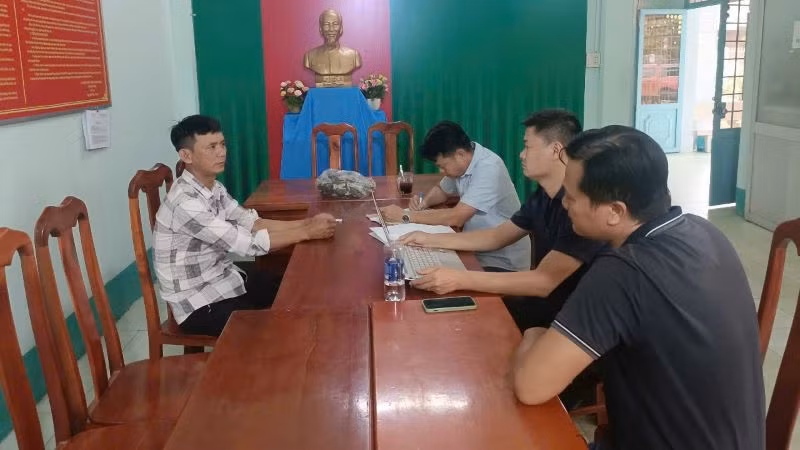 Công an làm việc với đối tượng Lê Văn Hiền. 