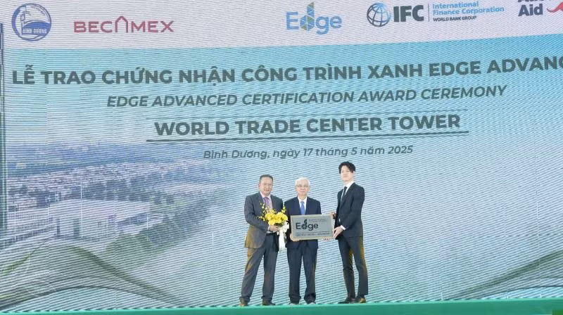 Trao Chứng nhận công trình xanh cho Tổng công ty Becamex IDC và Công ty Liên doanh Trách nhiệm hữu hạn Khu công nghiệp Việt Nam-Singapore. Trao Chứng nhận công trình xanh cho Tổng công ty Becamex IDC và Công ty Liên doanh Trách nhiệm hữu hạn Khu công nghiệp Việt Nam-Singapore.