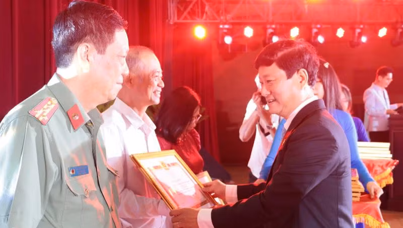 Chủ tịch Ủy ban nhân dân tỉnh Bình Dương Võ Văn Minh trao Bằng khen của Tỉnh ủy cho các cá nhân. Chủ tịch Ủy ban nhân dân tỉnh Bình Dương Võ Văn Minh trao Bằng khen của Tỉnh ủy cho các cá nhân.