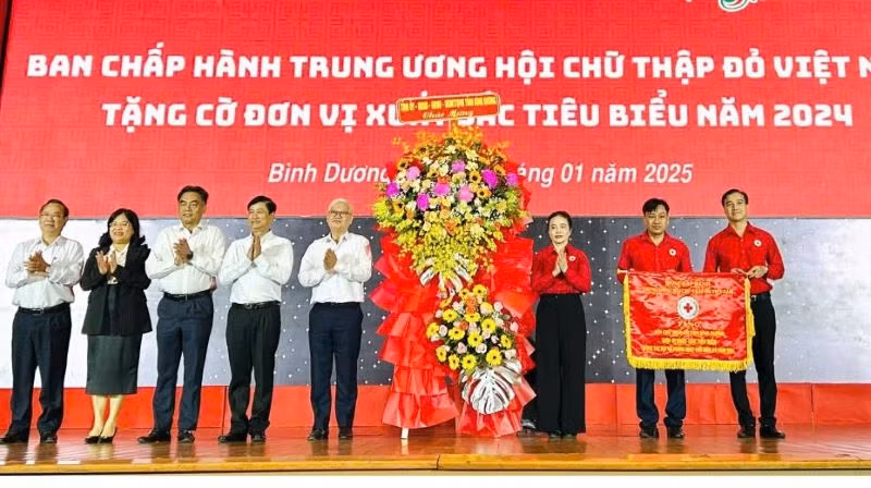 Lãnh đạo tỉnh Bình Dương trao tặng hoa chúc mừng Hội Chữ thập đỏ tỉnh Bình Dương nhận Cờ thi đua xuất sắc tiêu biểu trong công tác Hội và phong trào Chữ thập đỏ năm 2024.