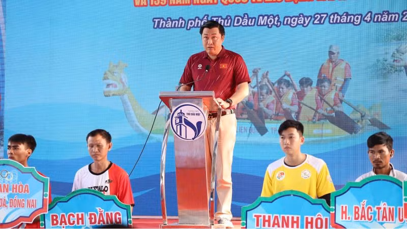 Phó Giám đốc Sở Văn hóa, Thể thao và Du lịch tỉnh Bình Dương Cao Văn Chóng phát biểu khai mạc giải đua.