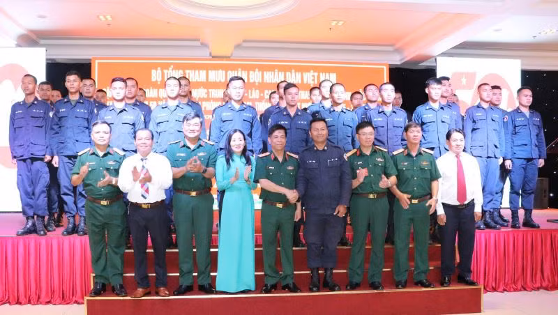 Thượng tướng Nguyễn Văn Nghĩa, Phó Tổng Tham mưu trưởng Quân đội nhân dân Việt Nam và các đại biểu chụp hình lưu niệm với đoàn Quân đội Campuchia.