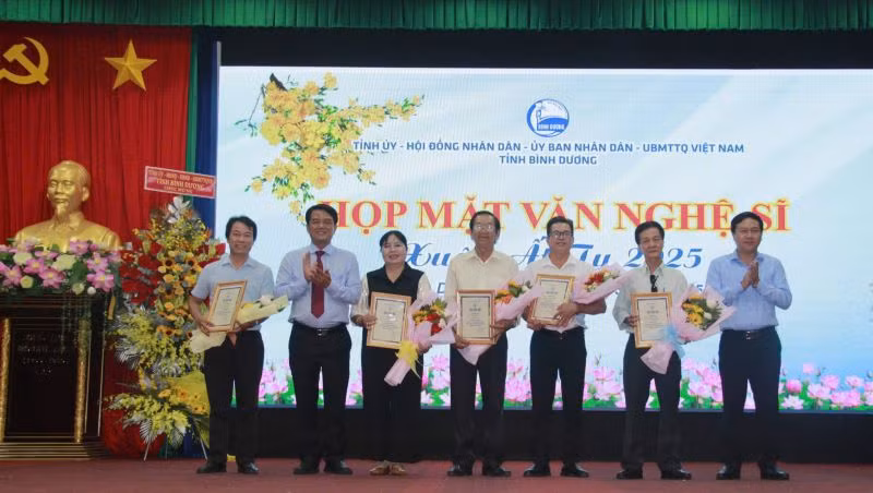 Trưởng Ban Tuyên giáo và Dân vận Tỉnh ủy Bình Dương Bùi Thanh Nhân (thứ 2 từ trái sang) trao thưởng Cuộc thi sáng tác Văn học nghệ thuật chủ đề “Học tập và làm theo tư tưởng, đạo đức, phong cách Hồ Chí Minh".