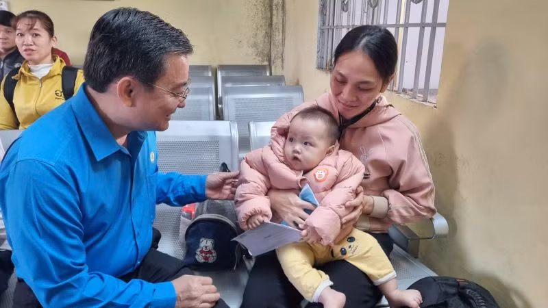 Chủ tịch Liên đoàn Lao động tỉnh Bình Dương Phạm Trọng Nhân động viên và trao quà cho công nhân lao động tại lễ xuất phát “Chuyến tàu Công đoàn-Xuân 2025”. Chủ tịch Liên đoàn Lao động tỉnh Bình Dương Phạm Trọng Nhân động viên và trao quà cho công nhân lao động tại lễ xuất phát “Chuyến tàu Công đoàn-Xuân 2025”.