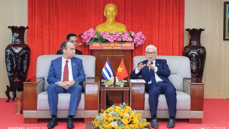Bí thư Tỉnh ủy Bình Dương Nguyễn Văn Lợi (bên phải) trao đổi thông tin với đồng chí Rogelio Polanco Fuentes, Đại sứ Cuba tại Việt Nam. 