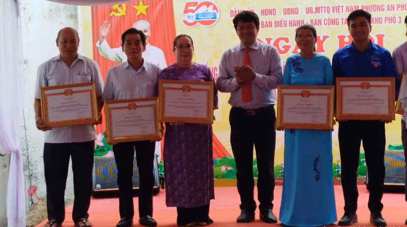 Trao tặng Bằng khen của Tỉnh ủy cho tập thể, cá nhân xuất sắc trong thực hiện "Ngày thứ 7 văn minh" tại ngày hội. 