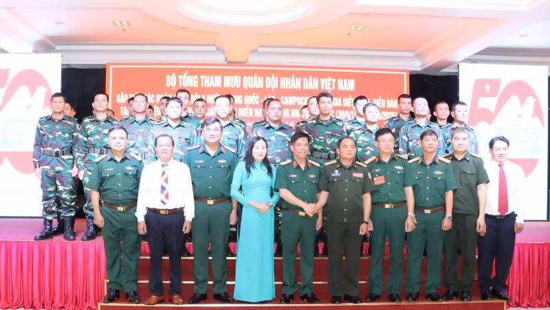 Thượng tướng Nguyễn Văn Nghĩa, Phó Tổng Tham mưu trưởng Quân đội nhân dân Việt Nam và các đại biểu chụp hình lưu niệm với đoàn Quân đội Lào.