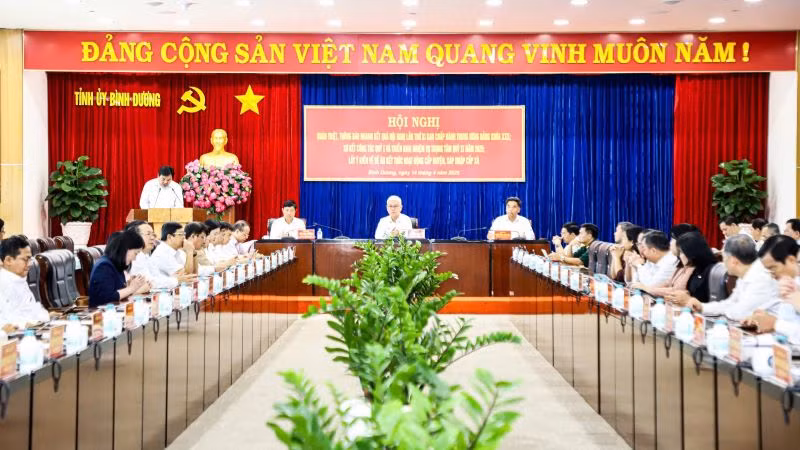 Thường trực Tỉnh ủy Bình Dương chủ trì hội nghị. 