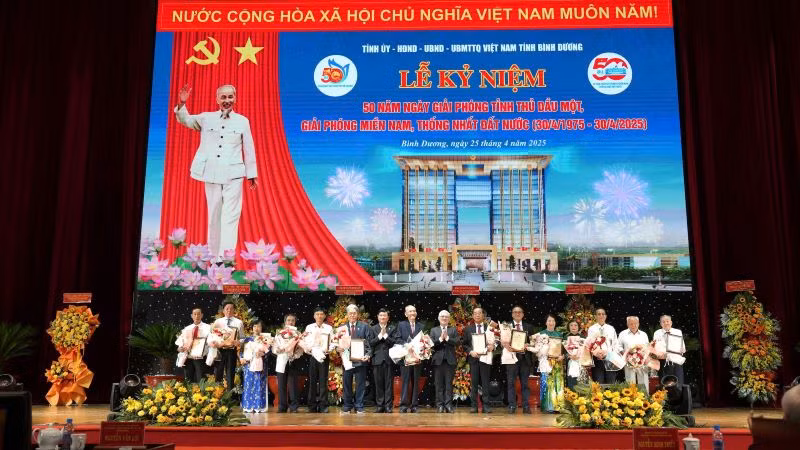 Tôn vinh, khen thưởng các đồng chí nguyên lãnh đạo tỉnh Bình Dương có thành tích xuất sắc, tiêu biểu, đóng góp nổi bật vào sự phát triển của tỉnh Bình Dương giai đoạn 1975-2025.