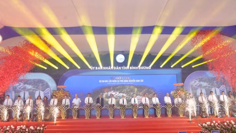 Nguyên Chủ tịch nước Nguyễn Minh Triết và các đại biểu thực hiện nghi thức khởi công dự án Khu lưu niệm Cụ Phó bảng Nguyễn Sinh Sắc.