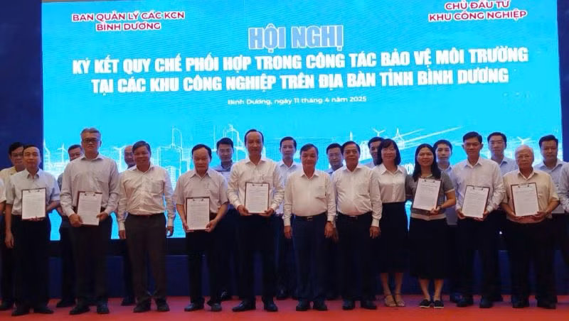 Lãnh đạo Ủy ban nhân dân tỉnh Bình Dương và các đại biểu chụp hình lưu niệm với doanh nghiệp chủ đầu tư các khu công nghiệp. Lãnh đạo Ủy ban nhân dân tỉnh Bình Dương và các đại biểu chụp hình lưu niệm với doanh nghiệp chủ đầu tư các khu công nghiệp.