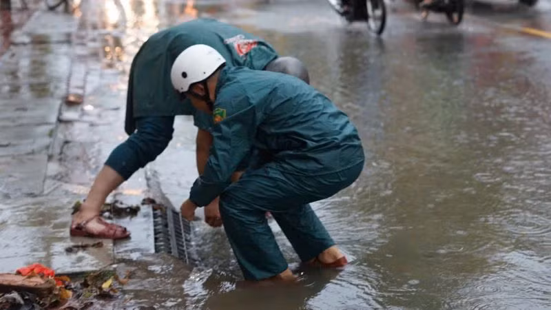 Lực lượng dân quân khơi thông các nắp hố ga để thoát nước. Lực lượng dân quân khơi thông các nắp hố ga để thoát nước.