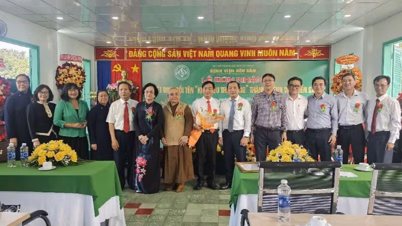 Các đại biểu dự Lễ đón nhận Quyết định đổi tên "Khu điều trị phong" thành "Bệnh viện Bến Sắn". Các đại biểu dự Lễ đón nhận Quyết định đổi tên "Khu điều trị phong" thành "Bệnh viện Bến Sắn".