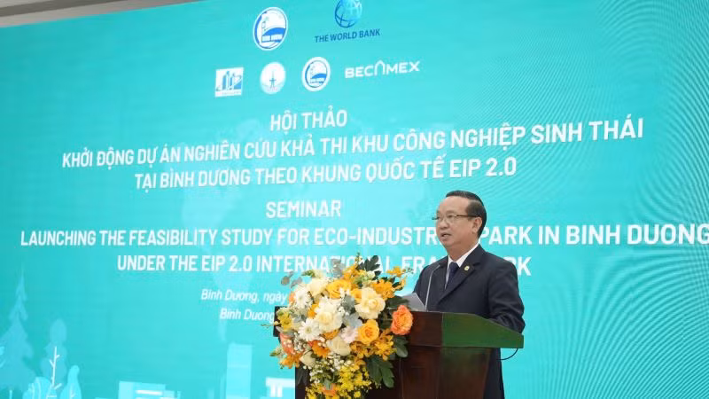 Phó Chủ tịch Ủy ban nhân dân tỉnh Bình Dương Bùi Minh Thạnh phát biểu ý kiến tại hội thảo.