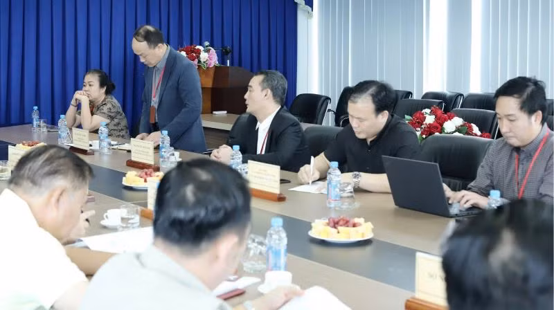 Đại diện Liên đoàn Bóng đá Việt Nam trao đổi ý kiến tại cuộc họp.