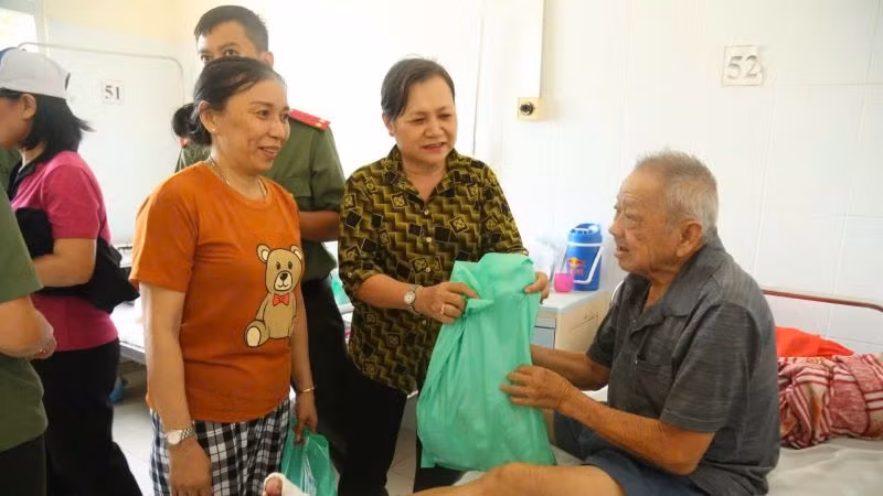 Hội Cựu Công an nhân dân tỉnh Bình Dương trao tặng quà cho bệnh nhân.