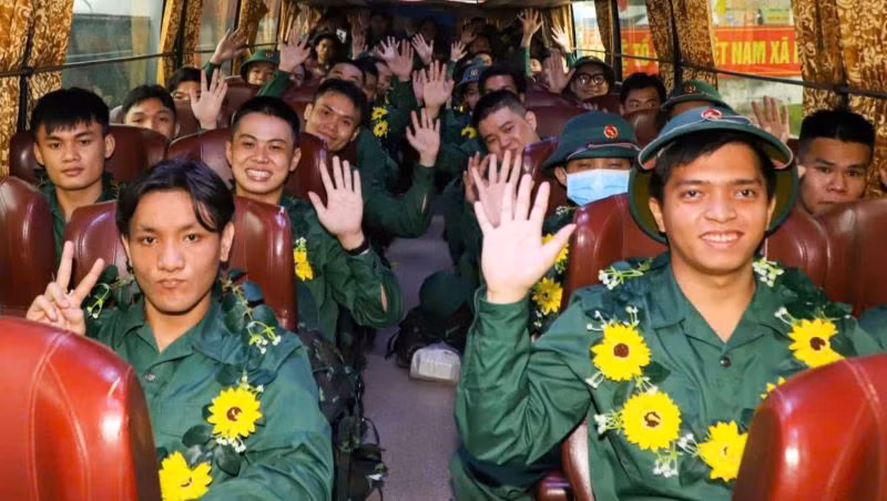 Thanh niên ưu tú tỉnh Bình Dương hăng hái lên đường nhập ngũ.