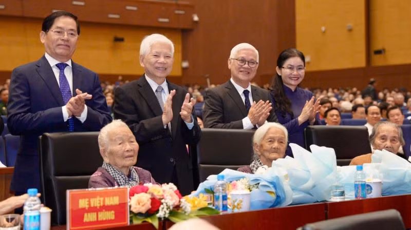 Nguyên Chủ tịch nước Nguyễn Minh Triết và các đại biểu trao hoa tặng các Mẹ Việt Nam Anh hùng. 