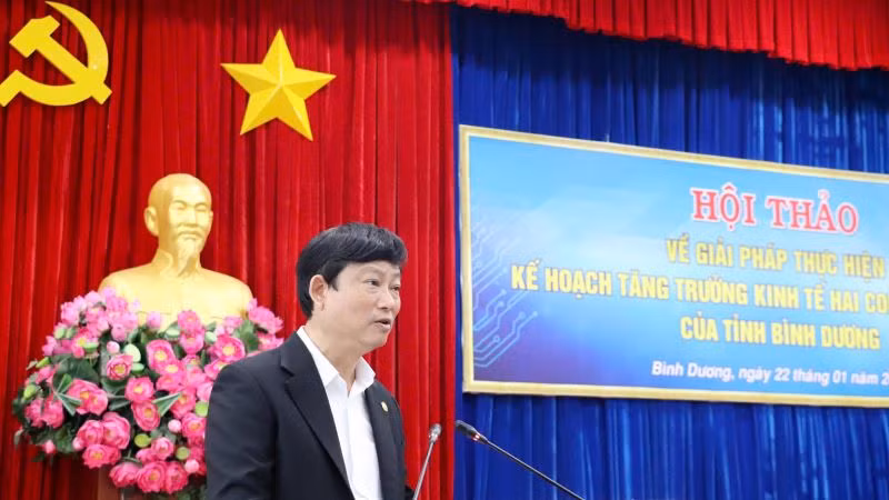Chủ tịch Ủy ban nhân dân tỉnh Bình Dương Võ Văn Minh phát biểu ý kiến tại hội thảo.