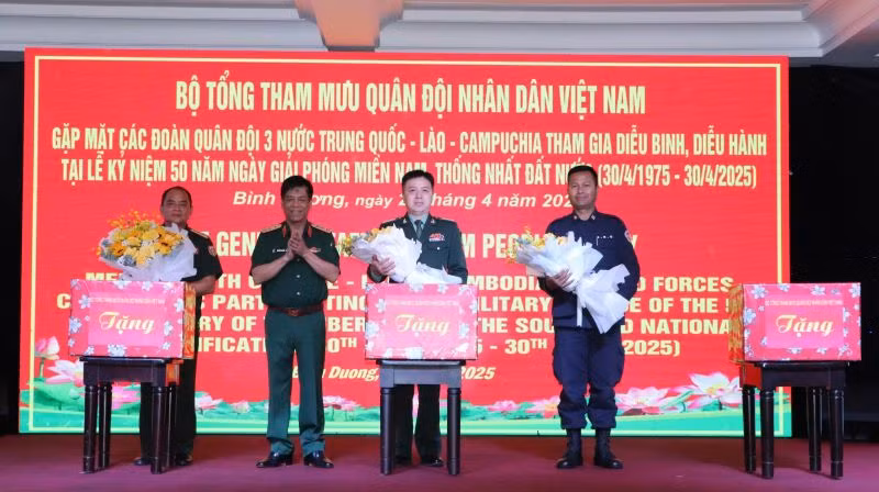 Thượng tướng Nguyễn Văn Nghĩa, Phó Tổng Tham mưu trưởng Quân đội nhân dân Việt Nam thăm hỏi và trao tặng quà cho đoàn Quân đội ba nước Trung Quốc-Lào-Campuchia.