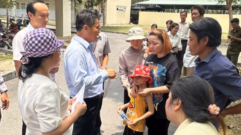Đại diện Ban Quản lý các khu công nghiệp, chính quyền địa phương và doanh nghiệp thăm hỏi, động viên gia đình nạn nhân vụ tai nạn.