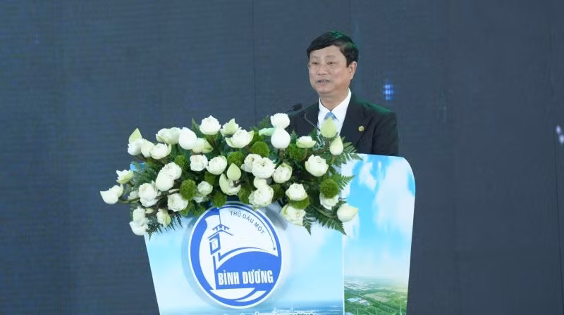 Chủ tịch Ủy ban nhân dân tỉnh Bình Dương Võ Văn Minh phát biểu ý kiến tại lễ động thổ. Chủ tịch Ủy ban nhân dân tỉnh Bình Dương Võ Văn Minh phát biểu ý kiến tại lễ động thổ.