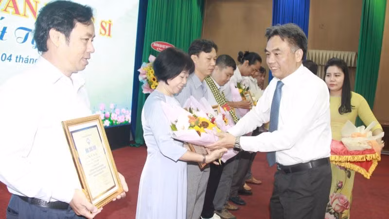 Phó Bí thư Thường trực Tỉnh ủy Bình Dương Nguyễn Lộc Hà trao thưởng cho tác giả đạt giải Cuộc thi sáng tác Văn học nghệ thuật chủ đề “Học tập và làm theo tư tưởng, đạo đức, phong cách Hồ Chí Minh".