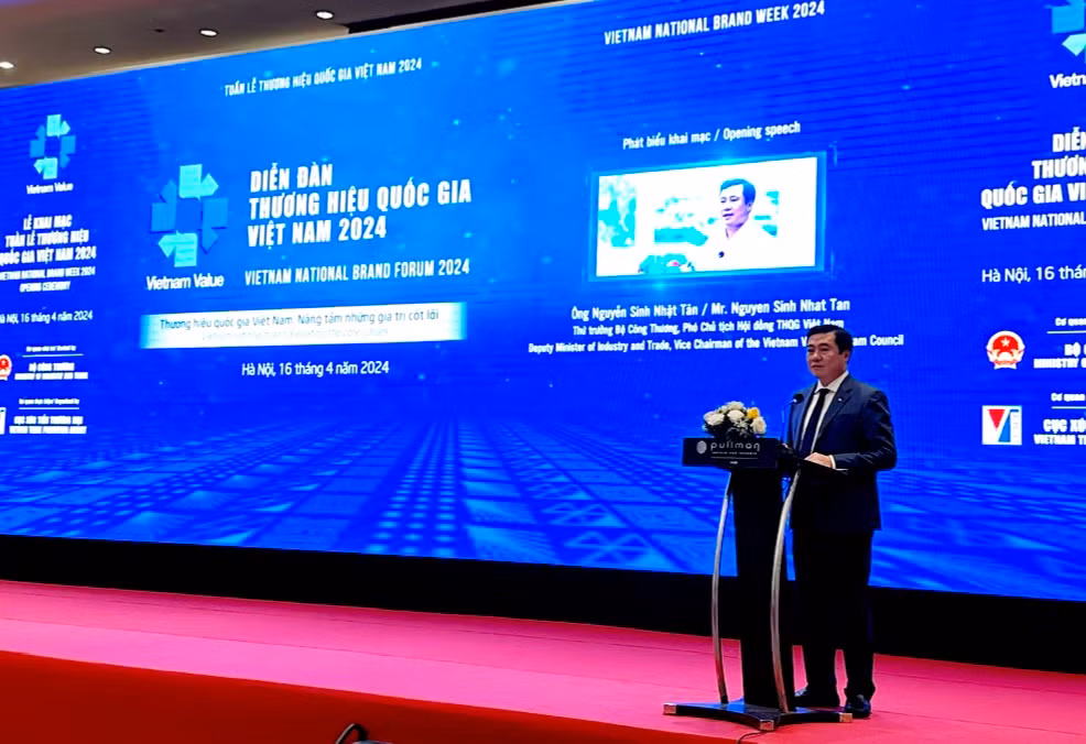 Thứ trưởng Công thương Nguyễn Sinh Nhật Tân phát biểu tại diễn đàn.