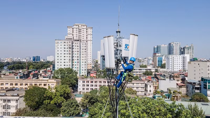 Lắp đặt trạm phát sóng Vinaphone 5G.