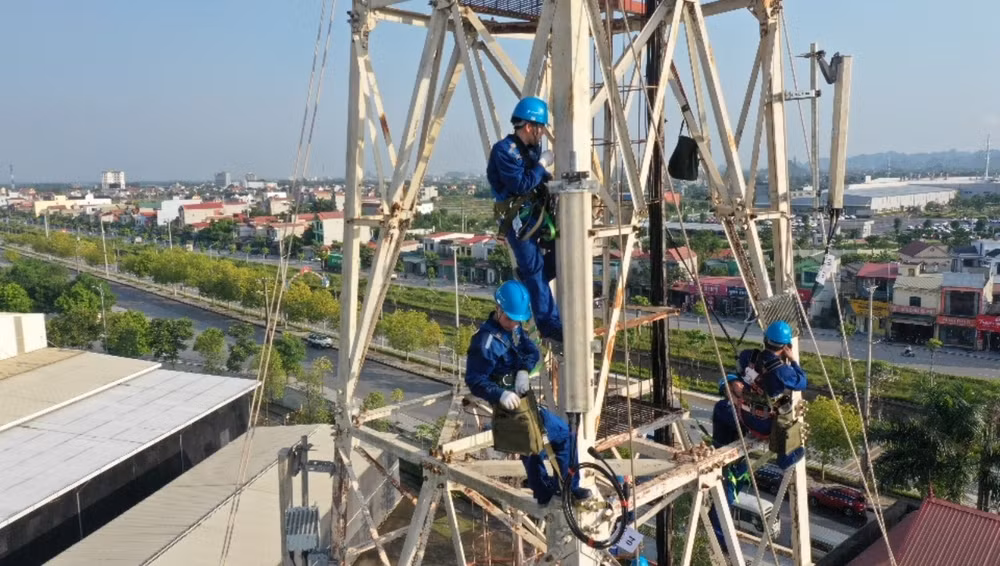 Kỹ thuật viên của VNPT Net lắp đặt thiết bị hạ tầng viễn thông.