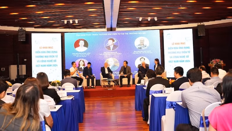 Các diễn giả thảo luận tại phiên tọa đàm “Phát triển thị trường thương mại điện tử tại Việt Nam - Giải pháp cân bằng hơn cho doanh nghiệp sản xuất địa phương”. Các diễn giả thảo luận tại phiên tọa đàm “Phát triển thị trường thương mại điện tử tại Việt Nam - Giải pháp cân bằng hơn cho doanh nghiệp sản xuất địa phương”.