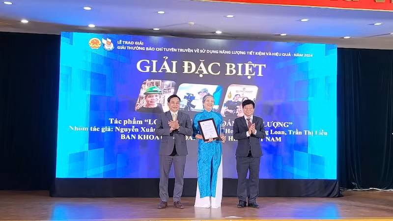 Ban tổ chức trao giải Đặc biệt cho đại diện nhóm tác giả.