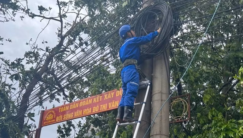 Kỹ thuật viên của VNPT Hải Phòng xử lý, khắc phục mạng lưới sau bão.